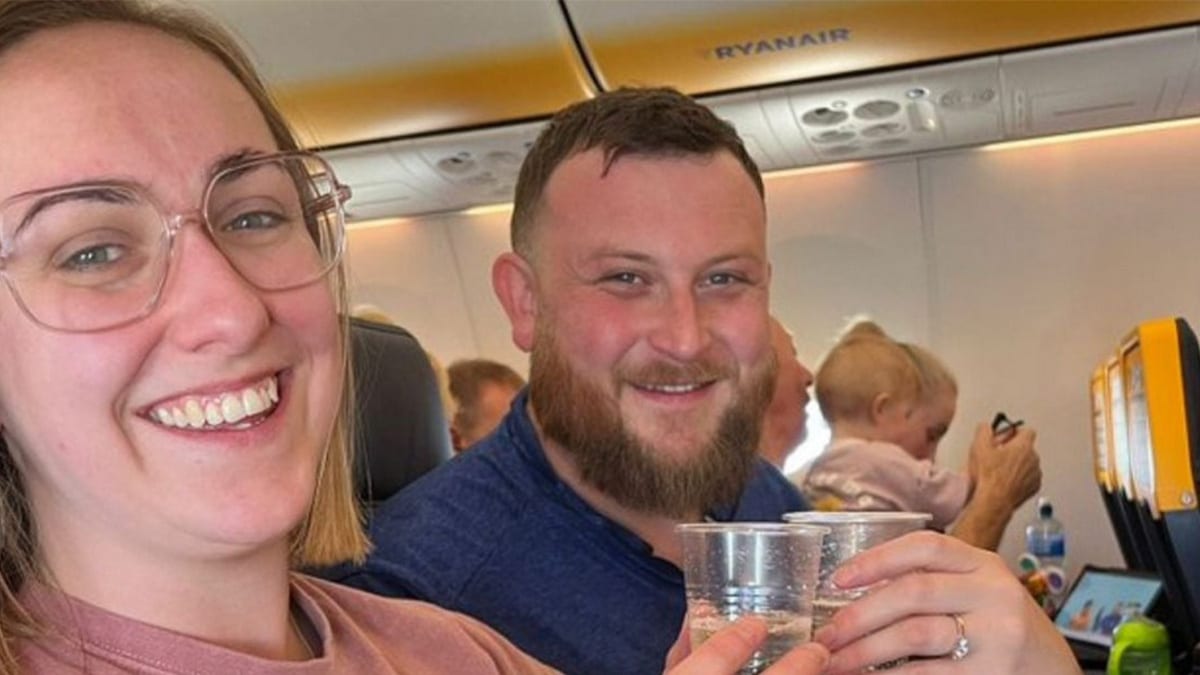 Il demande sa chérie en mariage en plein vol, la réaction surprenante de Ryanair