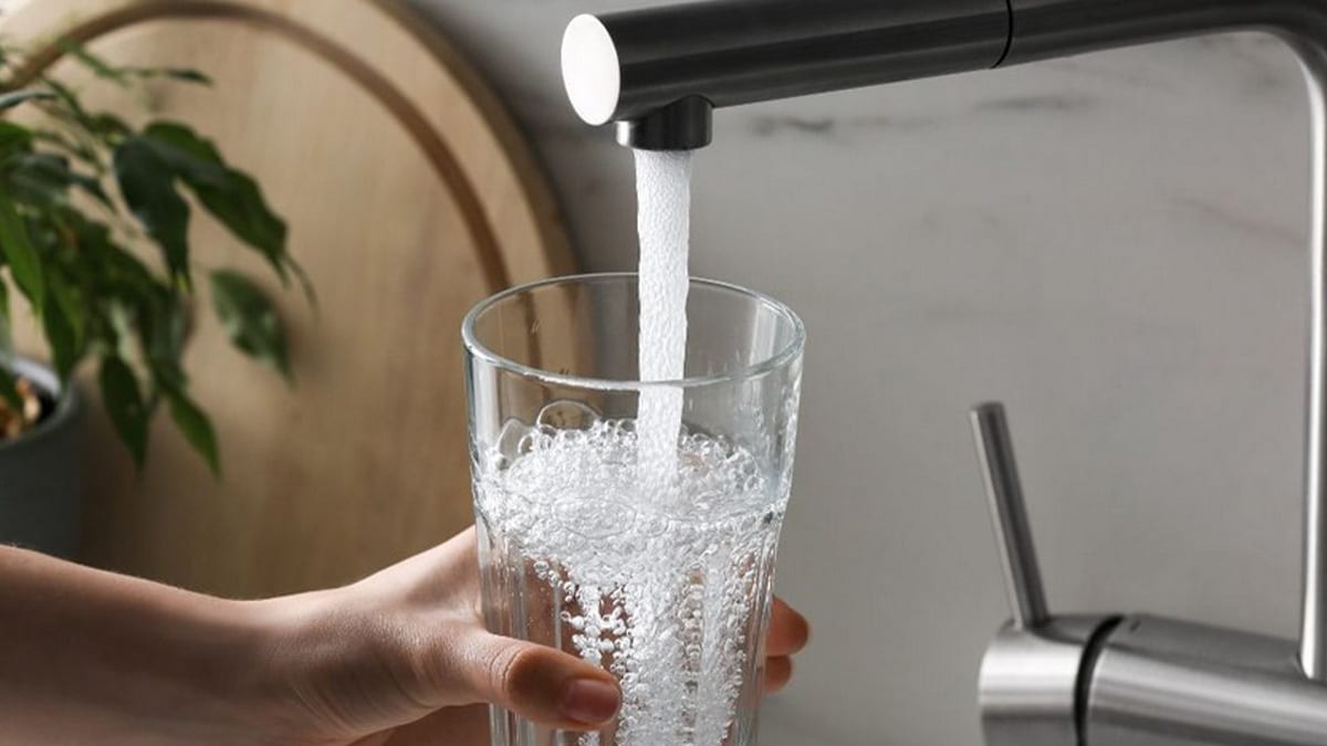 L’astuce magique pour transformer le goût de l’eau du robinet en eau agréable