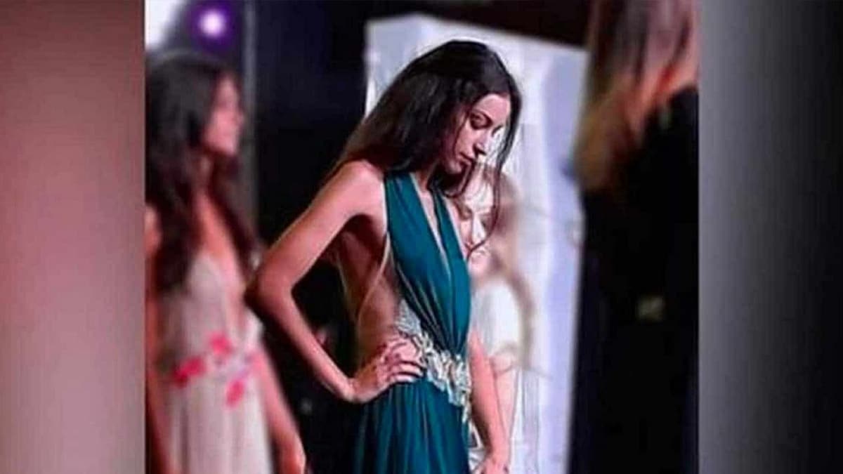 Lors de la finale Miss Italie, cette jeune femme de 18 ans soulève sa robe, le public sidéré !