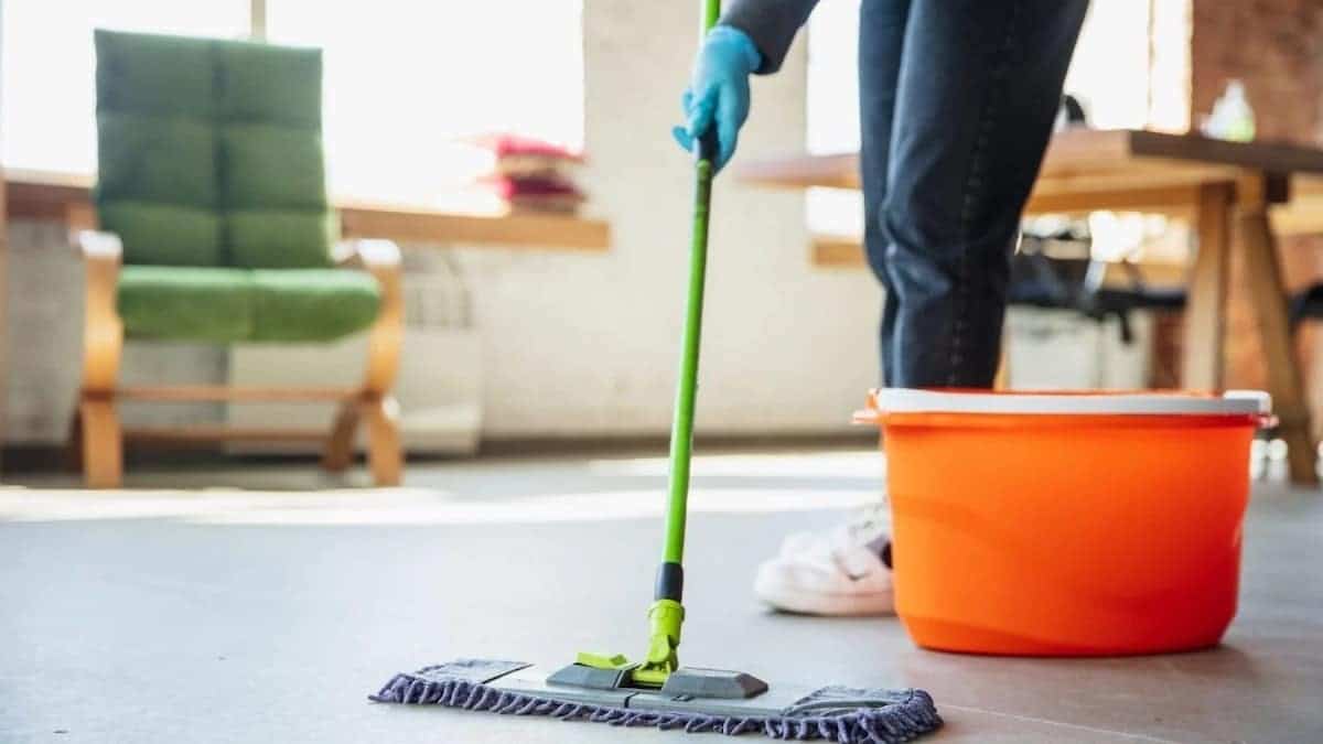 L'astuce infaillible pour nettoyer parfaitement les sols chez vous sans commettre d'erreur