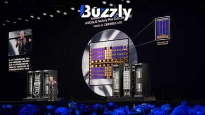 Le PDG de NVidia, Jensen Huang, lors de la présentation de la technologie NVLink Fusion au public.