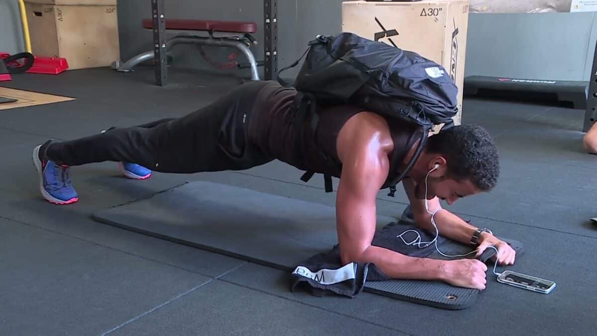 Les triceps font partie des muscles les plus sollicités lors des exercices de planche.