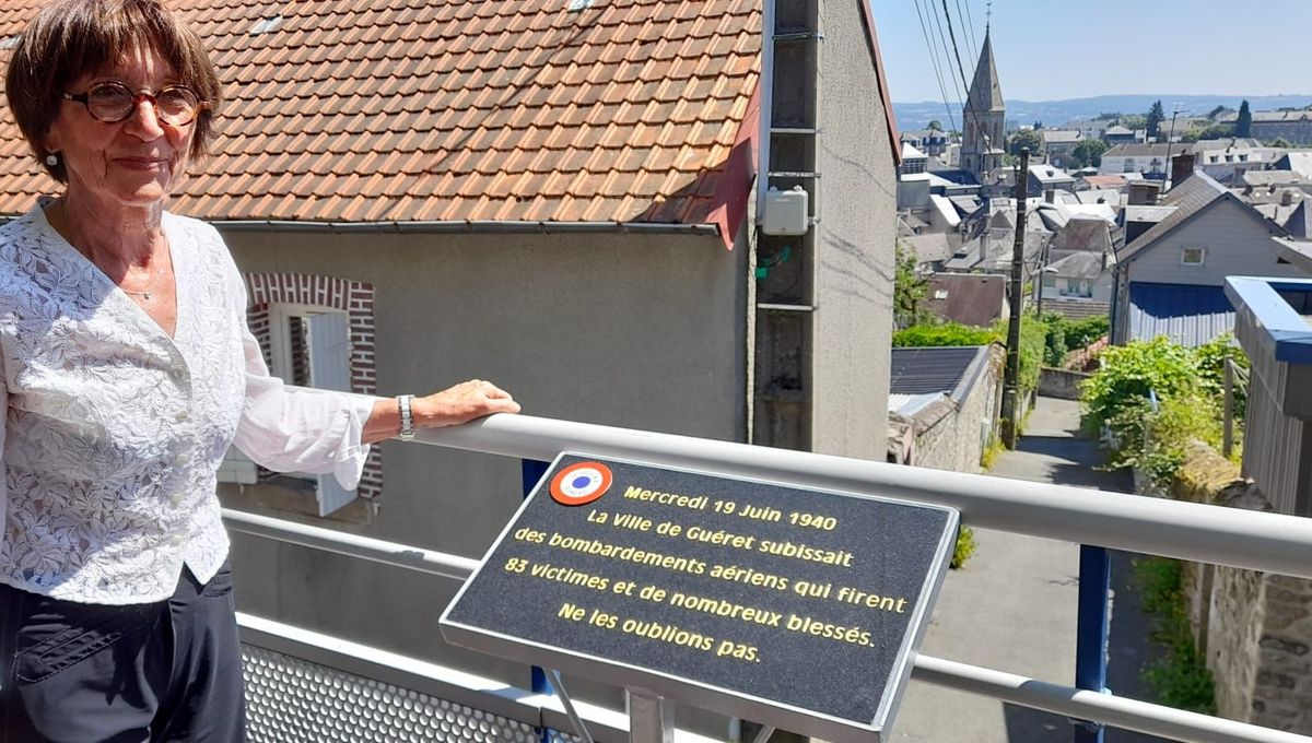 Marie-Françoise Deslande devant la plaque commémorative du 19 juin 1940.