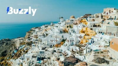 Santorin est la destination à ne pas manquer pour cet été.