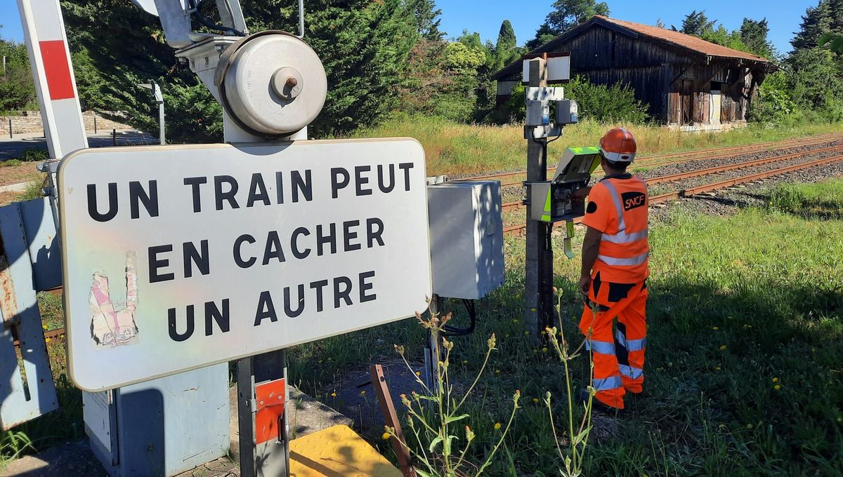 Il est formellement interdit de s'approcher des voies ferrées.