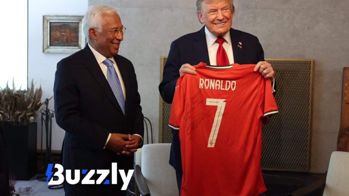 Donald Trump posant avec le maillot dédicacé par CR7.