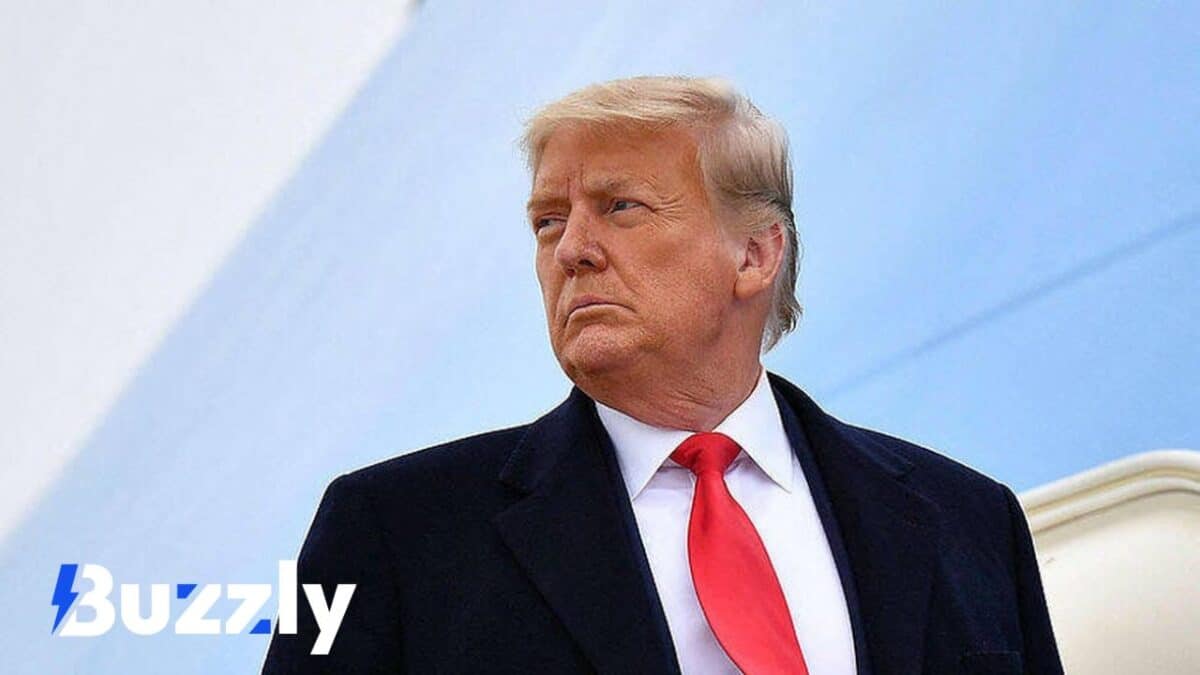 Trump signe un décret interdisant aux ressortissants de 12 pays d'entrer aux USA.