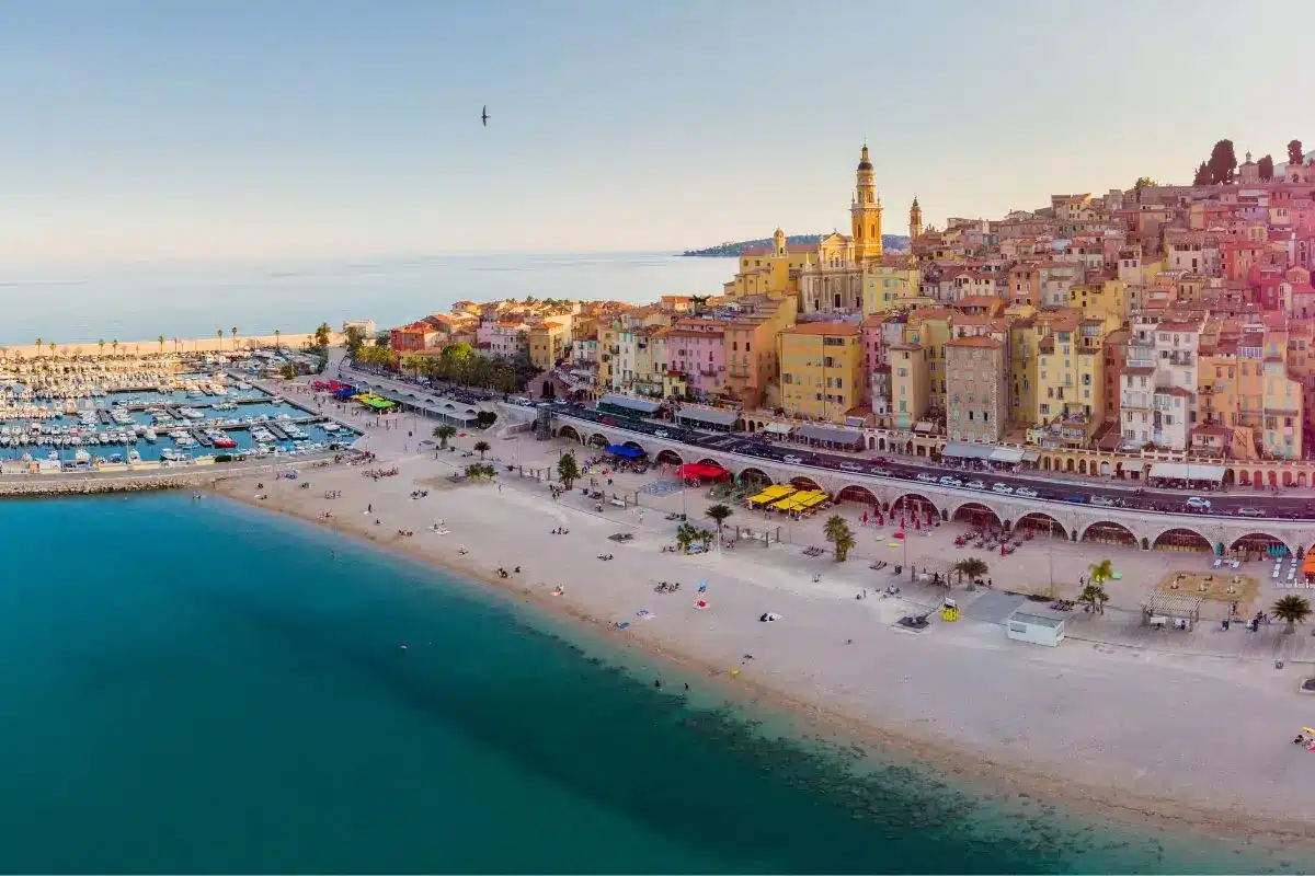 Les stations balnéaires de la Côte d'Azur ne séduisent pas grande monde car elles sont trop chères.